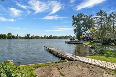 9329 Bonnie Briar St, White Lake, MI 48386