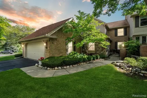 4665 Pine Eagles Dr, Brighton, MI 48116