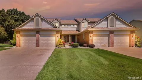 7126 Magnolia Ln, Waterford, MI 48327