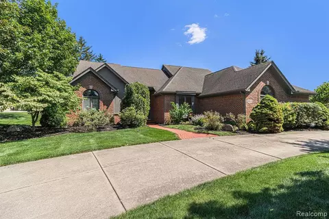 8975 Quail Cir, Plymouth, MI 48170