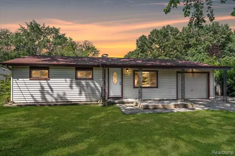 770 Fairledge St, Lake Orion, MI 48362