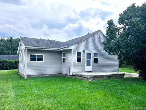 1106 Harding Dr, Grand Blanc, MI 48507