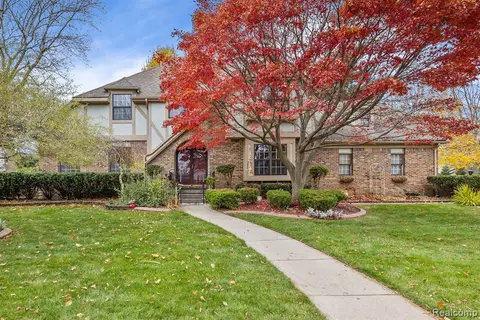 17413 Laurel Dr, Livonia, MI 48152