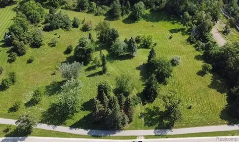 2451 Silverbell Rd, Oakland, MI 48306