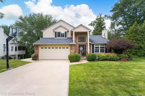 391 Cove View Dr, Waterford, MI 48327