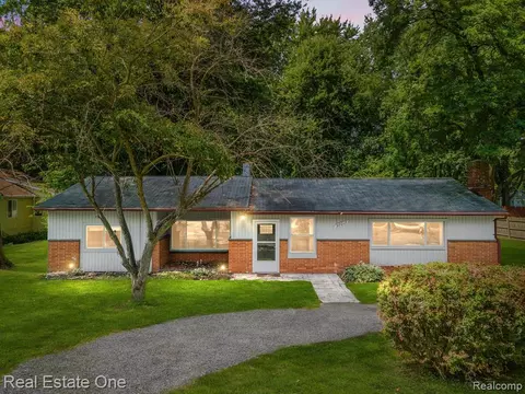 38017 Elmite St, Harrison Township, MI 48045