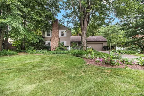 5629 Pine View Dr, Ypsilanti, MI 48197