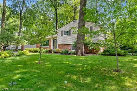 5872 Warbler Dr, Clarkston, MI 48346