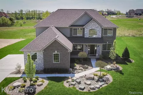 40 Maple Ridge Ct, Clarkston, MI 48346