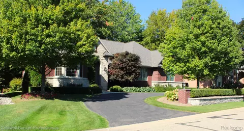 3608 Walnut Brook Dr, Rochester Hills, MI 48309