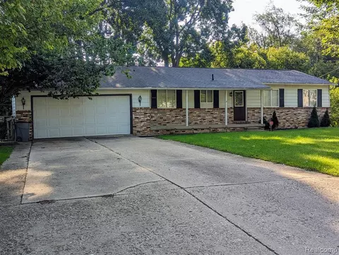 1424 Westerrace Dr, Flint, MI 48532