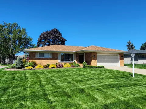 37235 Almont Dr E, Sterling Heights, MI 48310