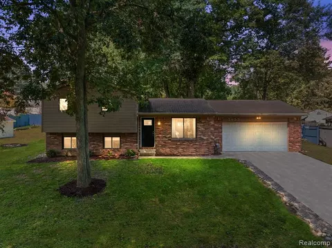 7955 Hillandale Dr, Clarkston, MI 48348