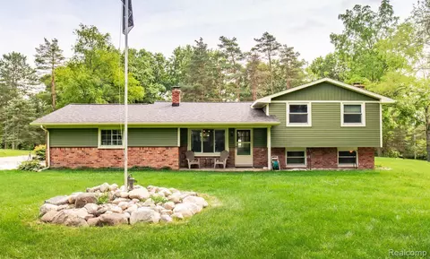5460 Sherwood Rd, Brandon, MI 48371