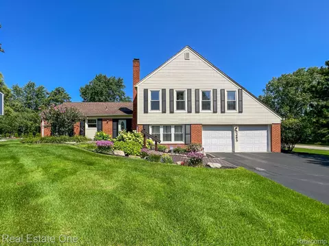 5285 Hardwoods Dr, West Bloomfield, MI 48323