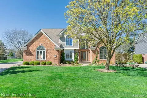 1760 Picadilly Dr, Troy, MI 48084