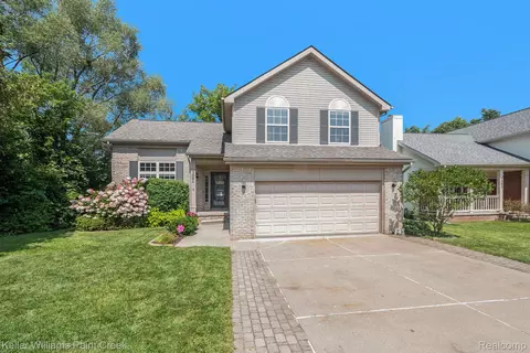 3086 Talon Cir, Orion, MI 48360