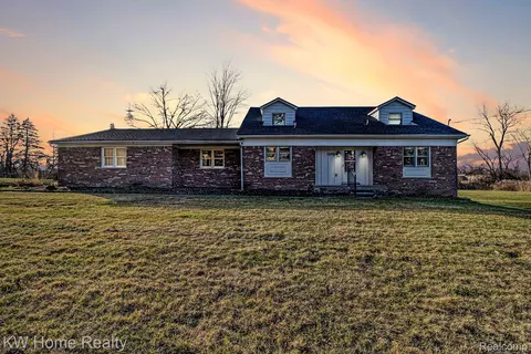 25441 Lois Ln, Southfield, MI 48075