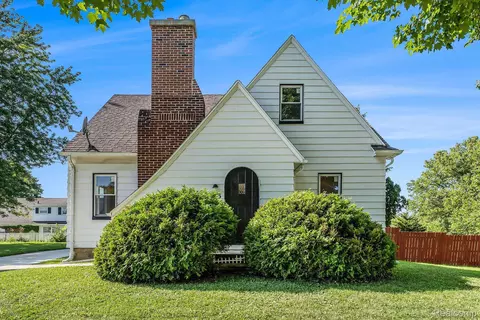 133 Bush Ave, Grand Blanc, MI 48439