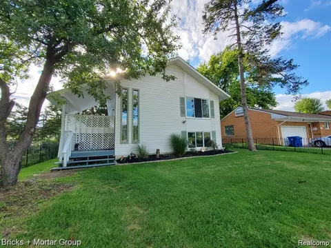 564 S Cass Lake Rd, Waterford, MI 48328