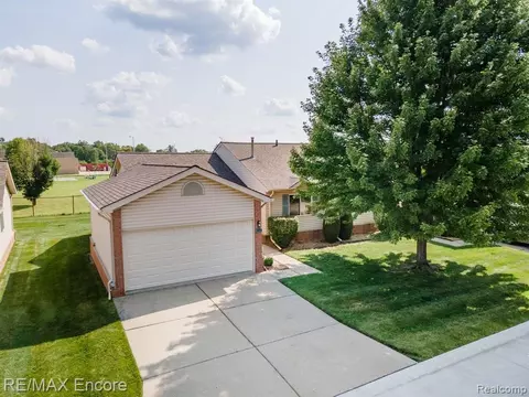 7054 Patricia Ct, Center Line, MI 48015