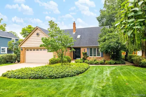 7773 Church Rd, Grosse Ile, MI 48138