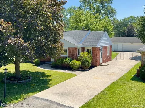 5825 Eldridge Dr, Waterford, MI 48327