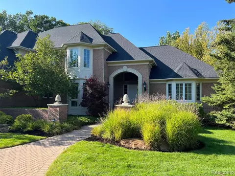 4638 Goodison Place Dr, Rochester, MI 48306