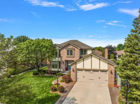 48549 Thorncroft Dr, Macomb, MI 48044