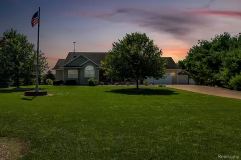 10517 E Lovejoy Rd, Conway, MI 48872