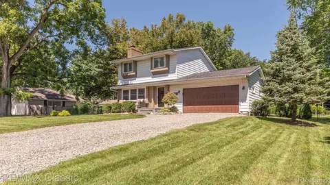 46162 Sunset St, Northville, MI 48167