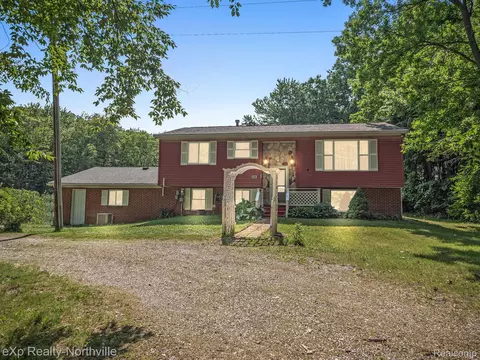 25535 Napier Rd, Lyon, MI 48178