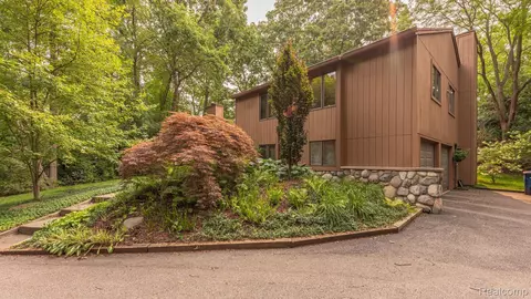 3991 Waldenwood Dr, Ann Arbor, MI 48105