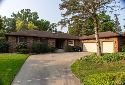 38515 Rhonswood Dr, Northville, MI 48167