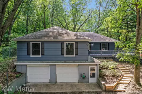 8275 Teahen Rd, Brighton, MI 48116