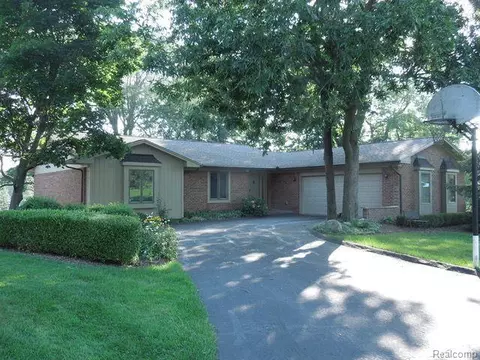 688 Brookwood Ln E, Rochester Hills, MI 48309