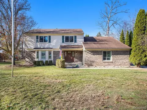 424 Rosario Ln, White Lake, MI 48386