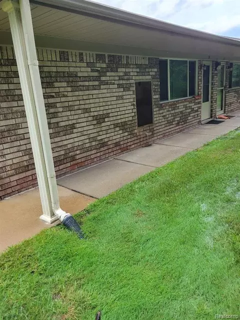 16034 Holz Dr #24, Southgate, MI 48195