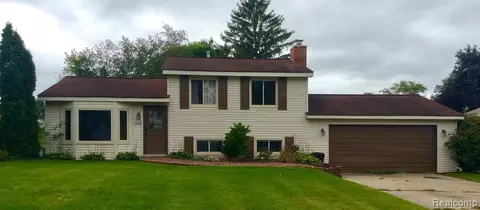 1394 Cardigan Dr, Oxford, MI 48371