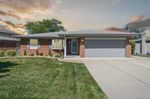 22376 S Fairway Dr, Woodhaven, MI 48183