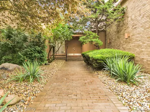 5622 Lane Lake Ct, Bloomfield Hills, MI 48302