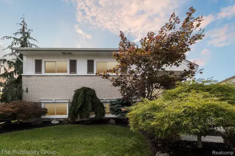 34147 Warren Rd, Westland, MI 48185
