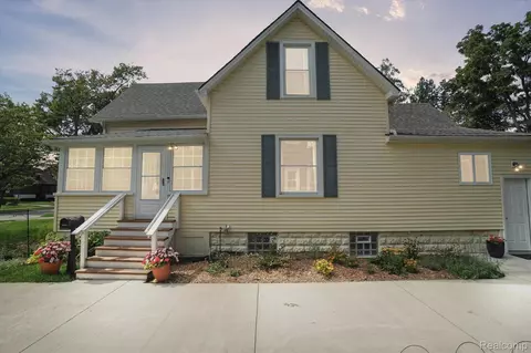 318 Hillcrest Ave, Grosse Pointe Farms, MI 48236
