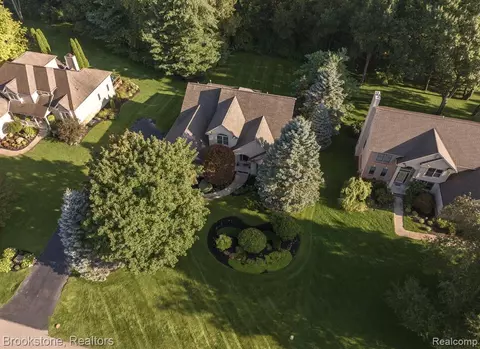 9964 Pebble Creek Ct, Davisburg, MI 48350