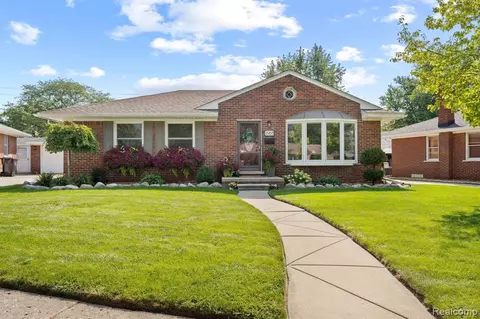 2965 Anna Ct, Trenton, MI 48183