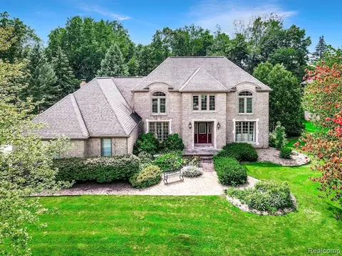 4350 Creekwood Ct, Rochester, MI 48306
