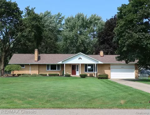 28138 Briar Hill Dr, Farmington Hills, MI 48336