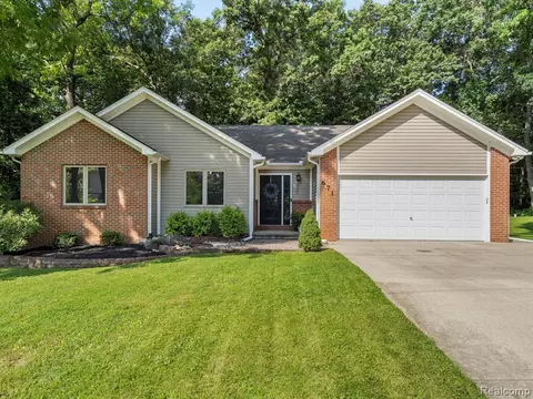 671 Beardslee Dr, Lake Orion, MI 48362