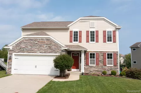 419 Ridgewood Dr S, Brandon, MI 48462