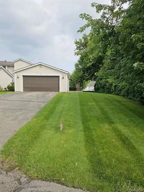 77 Oxford Oaks Dr, Oxford, MI 48371